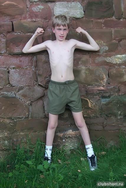 1870_aaron-in-gray-shorts_ru-04.jpg